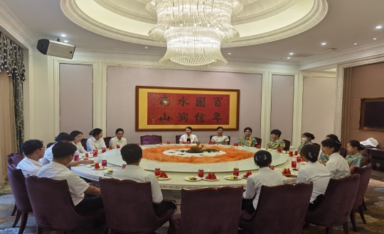 19.酒店公司召开实习生沟通互换座谈会_副本.jpg